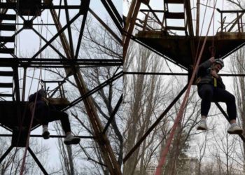 Voia să scape de câini! O persoană, coborâtă de salvatori de pe un pilon de electricitate