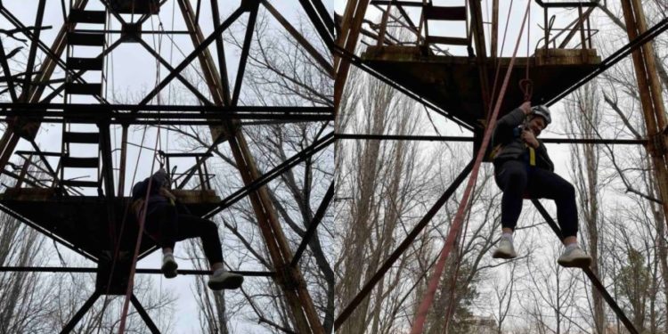 Voia să scape de câini! O persoană, coborâtă de salvatori de pe un pilon de electricitate