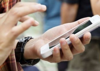 Spărgeau conturile de Facebook și furau bani! Trei indivizi – plasați în arest