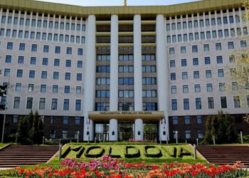 Fără moldovenească în Constituție: Parlamentul se conformează deciziei CC și trece la limba română