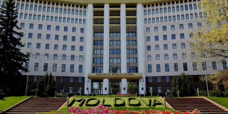 Fără moldovenească în Constituție: Parlamentul se conformează deciziei CC și trece la limba română