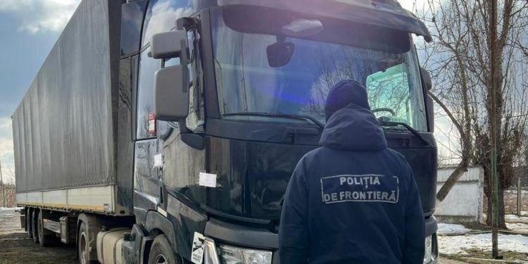 Accident matinal la Rîșcani. Un automobil s-a răsturnat | VIDEO