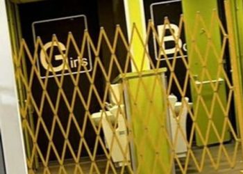 Elevii din Anglia s-au revoltat din cauza noilor reguli de folosire a toaletei. Au răsturnat băncile și au refuzat să meargă la ore