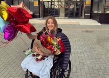 «Выиграна еще одна битва». Девушку, лишившуюся ног в ДТП на Ботанике, выписали из больницы