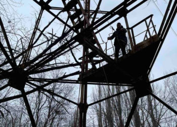 «Blocat de șapte metri înălțime». Detalii despre bărbat care a urcat pe un pilon de electricitate | VIDEO