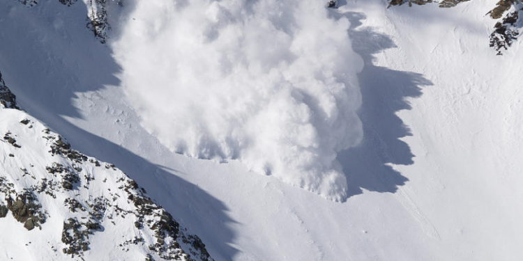 Avalanșă în Munții Rodnei din România: Un turist străin aflat la schi a murit. Două persoane au fost găsite în viață