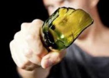 Au băut la o masă, apoi i-a tăiat gâtul amicului său, cu un ciob de sticlă: Suspectul, reținut de polițiști