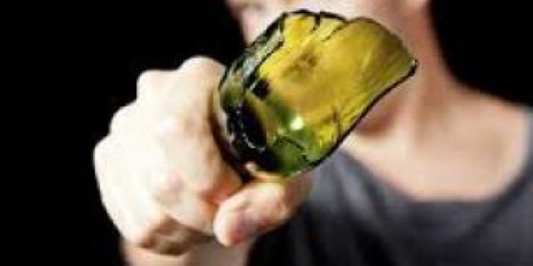 Au băut la o masă, apoi i-a tăiat gâtul amicului său, cu un ciob de sticlă: Suspectul, reținut de polițiști