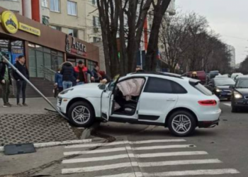 Nu au putut împărți o intersecție: Două mașini s-au ciocnit violent în sectorul Centru din capitală