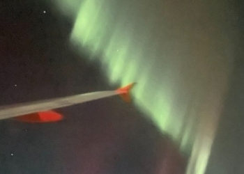 Un pilot a întors avionul astfel încât pasagerii să poată admira aurora boreală pe cerul din Marea Britanie