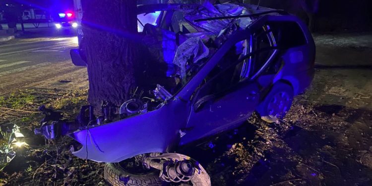 Un polițist de 23 de ani a murit în urma unui accident în Chișinău. A ajuns cu mașina într-un copac MI