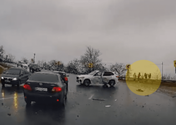 Două BMW-uri luxoase s-au ciocnit la Peresecina. Pe stânga și dreapta drumului sunt zăriți adulți cu copii