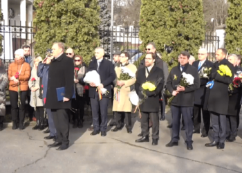 Depuneri de flori la ambasada Kievului de la Chișinău | VIDEO