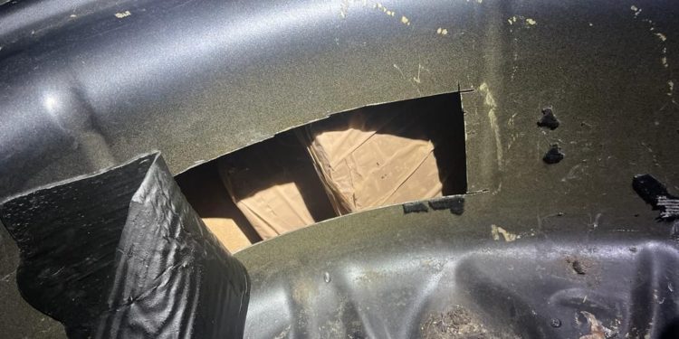 Hașiș de circa 6,7 milioane lei, transportat din Ucraina de o mamă cu copiii și tatăl în mașină