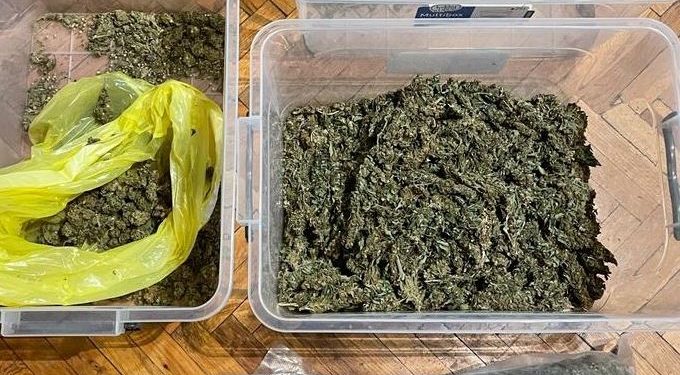 Patru membri ai unei grupări criminale, reținuți ca urmare a unei capturi de droguri de circa 650 de mii de lei