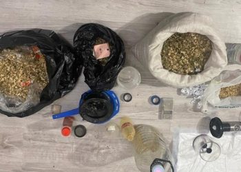 O femeie a fost reținută în flagrant de polițiști, în timp ce plasa droguri în ascunzișuri. Suspecta era anunțată în căutare