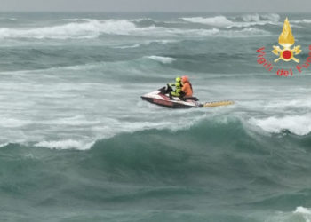 O barcă plină cu migranți „s-a rupt în două” în largul coastelor Italiei. Zeci de trupuri au ajuns pe plajă