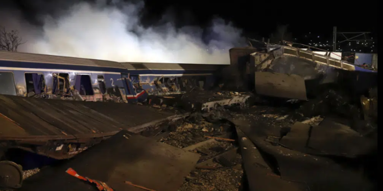 „Era un tren plin de studenți, tineri de 20 de ani”. Accidentul feroviar din Grecia: 46 de morți, multe persoane sunt încă date dispărute | VIDEO