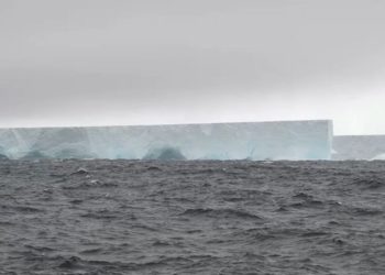 Два гигантских айсберга плывут к британским владениям на юге Атлантики. Один размером с Лондон, второй еще больше