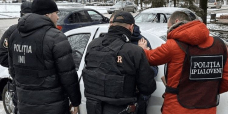 O femeie a rămas fără 400 mii de lei. Ar fi fost amenințată că-i va fi incendiată casa