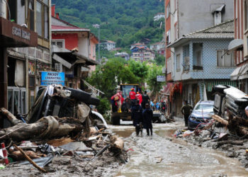 Число жертв наводнения и оползней в Турции продолжает расти