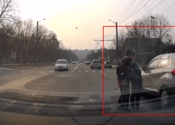 Mama și doi copii – la un pas să fie spulberați pe trecerea de pietoni. Cine se afla la volan