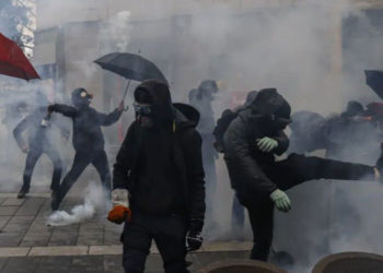 Во Франции не утихают массовые беспорядки