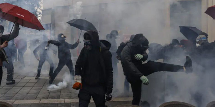 Во Франции не утихают массовые беспорядки