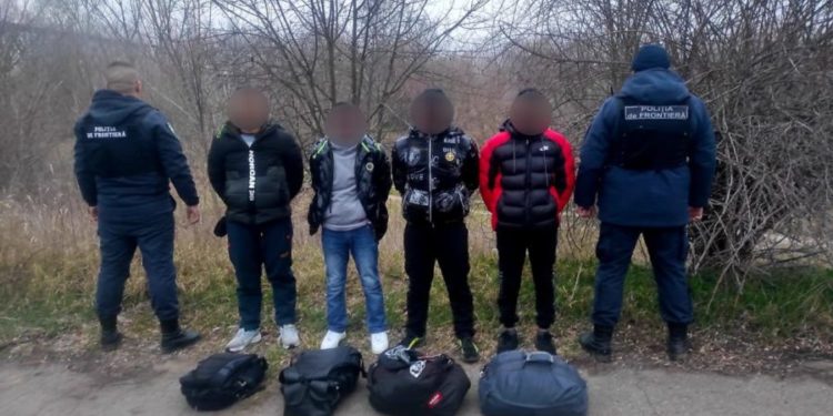 Задержали нелегалов на границе: куда направлялись граждане Непала