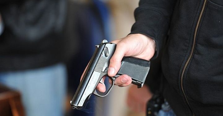 «Был в защитной маске и угрожал пистолетом». Что известно о грабителе, который украл весы вместо кассового аппарата | VIDEO