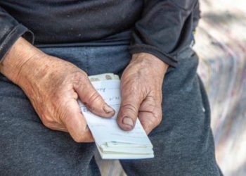 «Ne descurcăm prin sărăcie». Reacția oamenilor după ce Guvernul a aprobat indexarea pensiilor cu 15%, nu la nivelul inflației | VIDEO