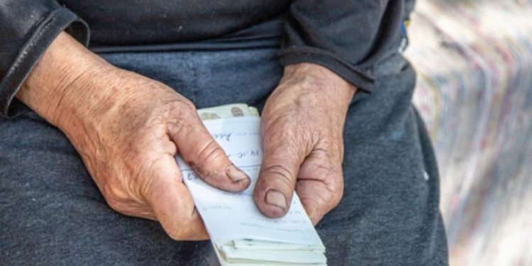 «Ne descurcăm prin sărăcie». Reacția oamenilor după ce Guvernul a aprobat indexarea pensiilor cu 15%, nu la nivelul inflației | VIDEO