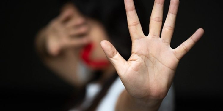 Proxenetă cu experiență la doar 18 ani. Pedeapsa cu care s-a ales o moldoveancă pentru exploatarea sexuală a unor adolescente