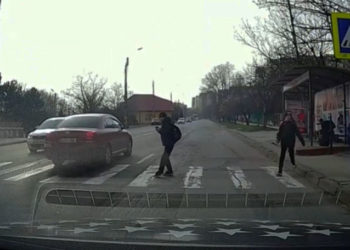 Chișinău: Un copil a fost la pas de a ajunge sub roțile unui automobil, chiar pe o trecere de pietoni | VIDEO