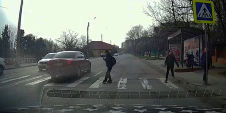 Chișinău: Un copil a fost la pas de a ajunge sub roțile unui automobil, chiar pe o trecere de pietoni | VIDEO