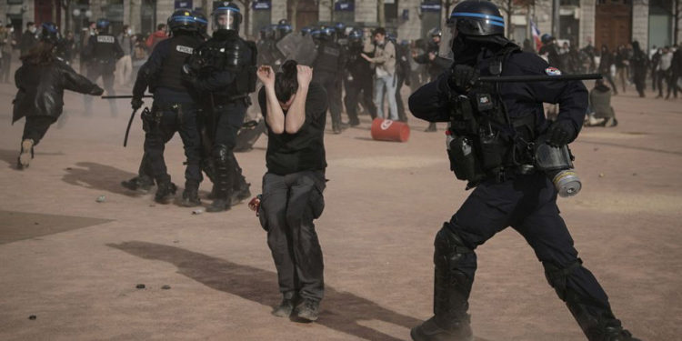 Во Франции задержали более 170 человек на акциях протеста