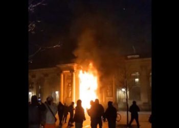 Protestatarii francezi au dat foc primăriei din Bordeaux: Peste 3,5 mil. de oameni au ieșit în stradă în toată țara