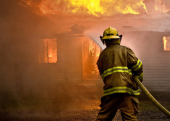 Zeci de animale au ars într-un incediu, în Suceava. Flăcările au distrus o casă și au afectat alte trei