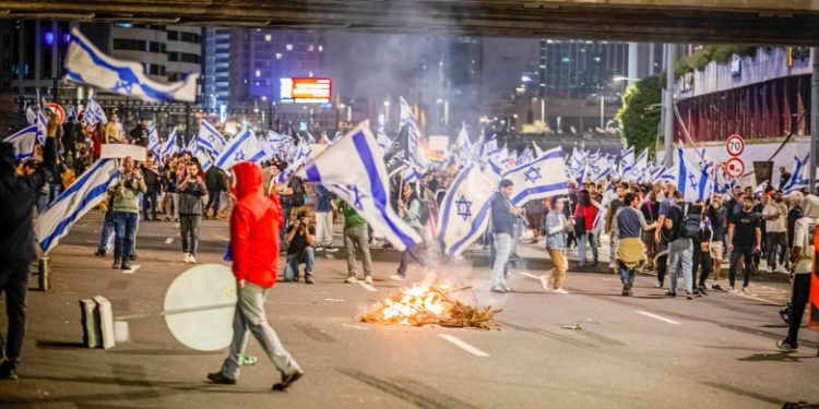 Proteste de amploare în Israel: Isaac Herzog a cerut guvernului să oprească reformele, iar premierul, să renunțe la demiterea ministrului Apărării | VIDEO