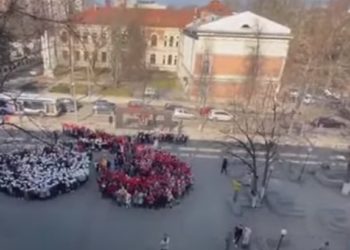 Mărţişorul sărbătorit în Moldova: Copiii de la un liceu din capitală au format simbolul primăverii imens | VIDEO