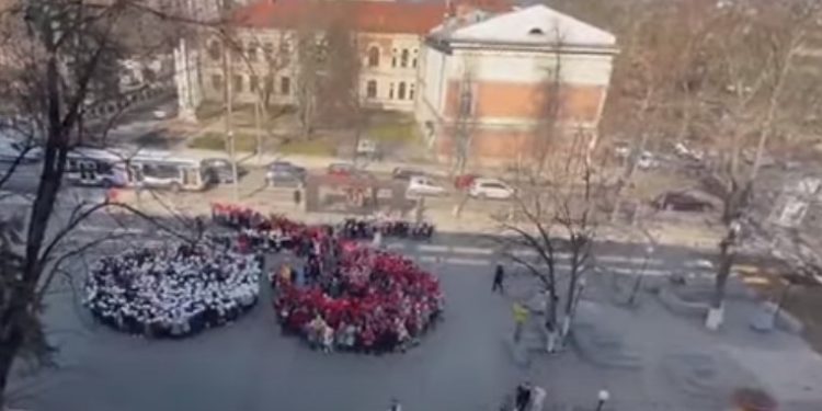 Mărţişorul sărbătorit în Moldova: Copiii de la un liceu din capitală au format simbolul primăverii imens | VIDEO