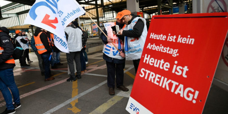 Cea mai mare grevă de la reunificarea Germaniei. Transporturile sunt paralizate. Sindicatele cer 500 de euro în plus la salariu | VIDEO