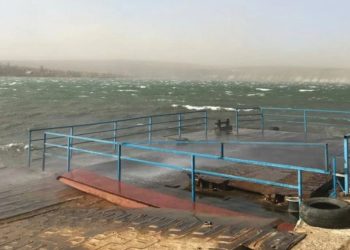 Из-за сильного ветра работа парома в Моловата временно приостановлена