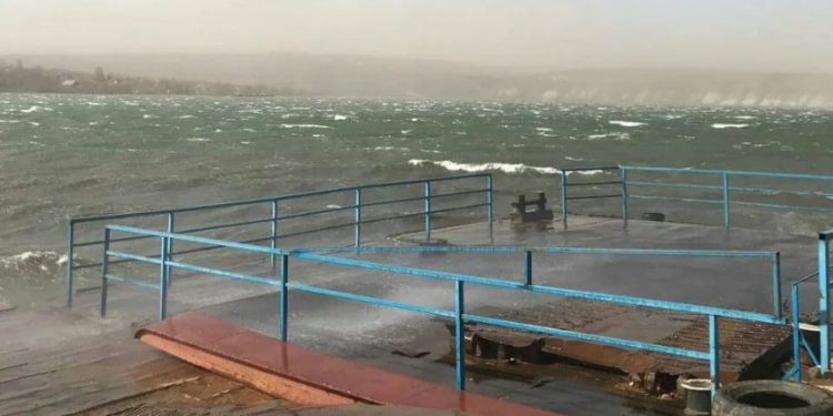 Из-за сильного ветра работа парома в Моловата временно приостановлена