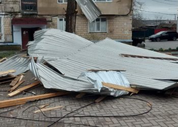 В Комрате ветер снес кровлю многоэтажек, пострадали и автомобили