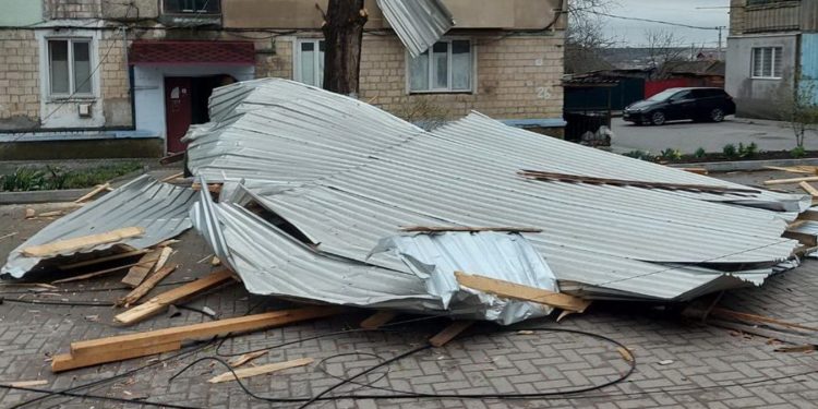 В Комрате ветер снес кровлю многоэтажек, пострадали и автомобили