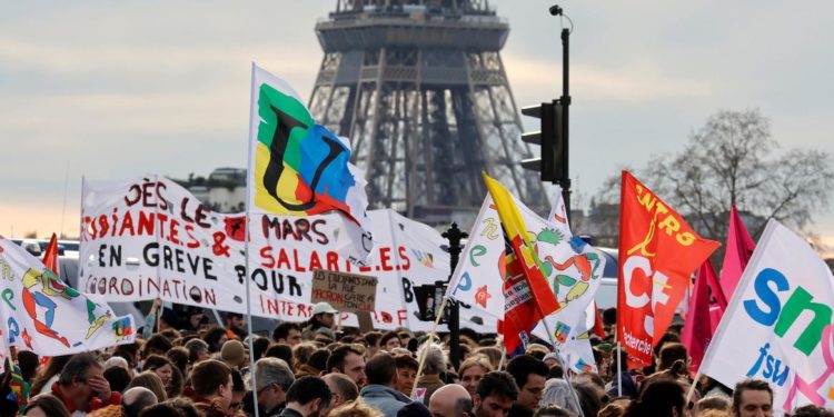 11-ый день протестов во Франции: Манифестации переросли в беспорядки. Ранено свыше 170 полицейских | VIDEO