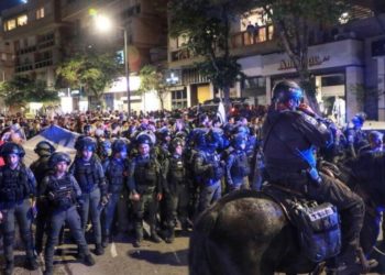 Три часа в парикмахерской: так Сару Нетаниягу спасали от демонстрантов