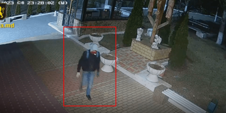Furt la o biserică din Ialoveni. Un minor a stricat geamul și a sustras mii de lei