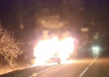 O mașină a luat foc pe traseul Chișinău-Leușeni: flăcările au distrus autovehiculul în totalitate